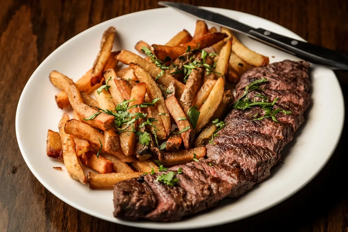 Bavette, échalotes, frites maison
